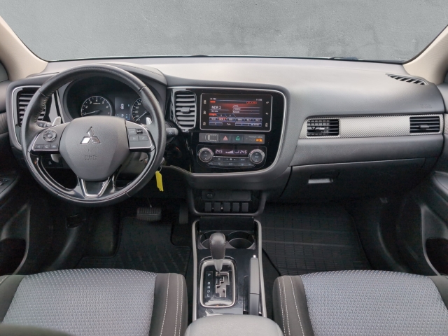 Outlander EDITION 100 2,0l MIVEC 2WD CVT KAMERA BLUETOOTH