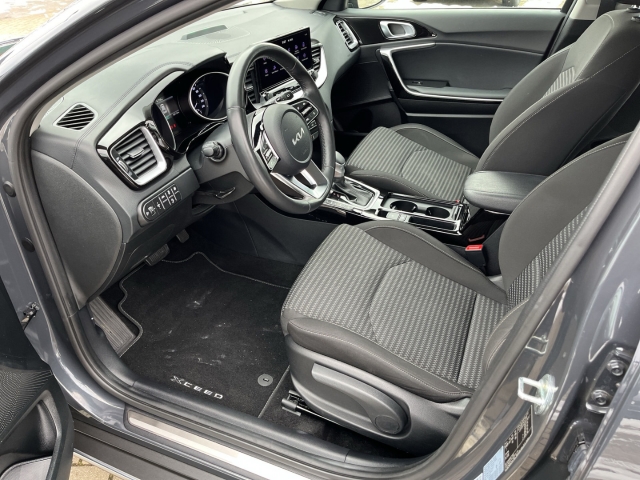 XCee'd 1.6 PHEV PDC LENKRADHZG SITZHZG NAVI LED KAMERA ACC