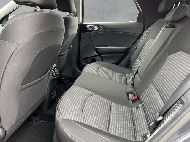 XCee'd 1.6 PHEV PDC LENKRADHZG SITZHZG NAVI LED KAMERA ACC