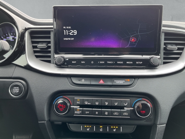 XCee'd 1.6 PHEV PDC LENKRADHZG SITZHZG NAVI LED KAMERA ACC