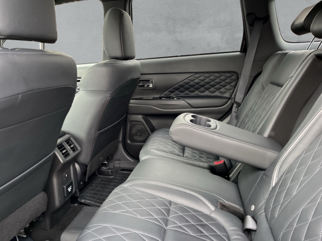 Outlander PHEV Top 4WD e-Sitze PDC Apple CarPlay ACC