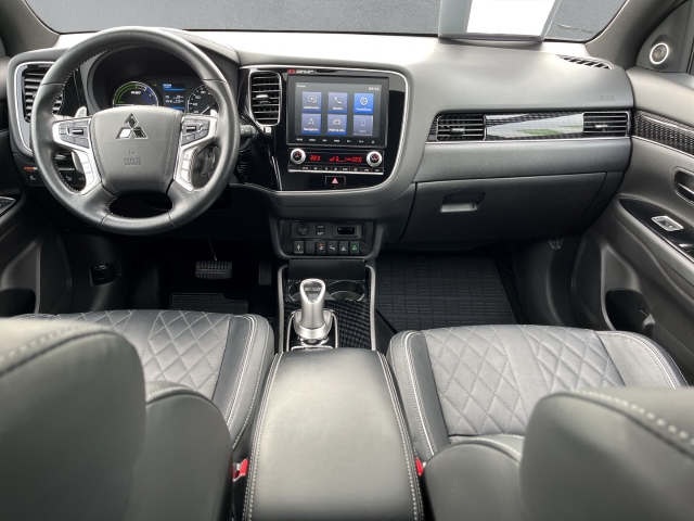 Outlander PHEV Top 4WD e-Sitze PDC Apple CarPlay ACC