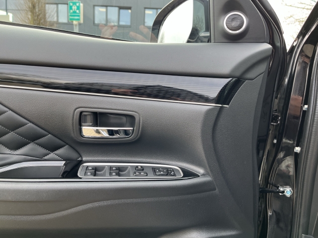 Outlander PHEV Top 4WD e-Sitze PDC Apple CarPlay ACC