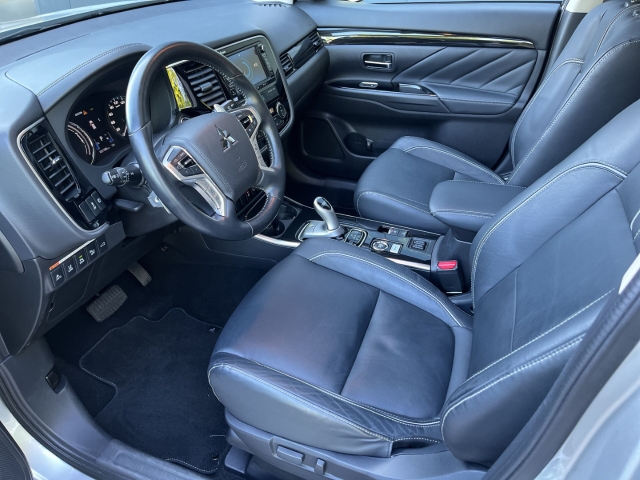 Outlander PHEV 4WD TOP LED ACC NAVI KLIMA GD PDC