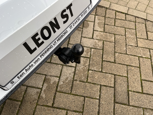 Leon ST 2.0 TDI DSG / UPE: 47.555,-  / Road Edition AHK ACC LED
